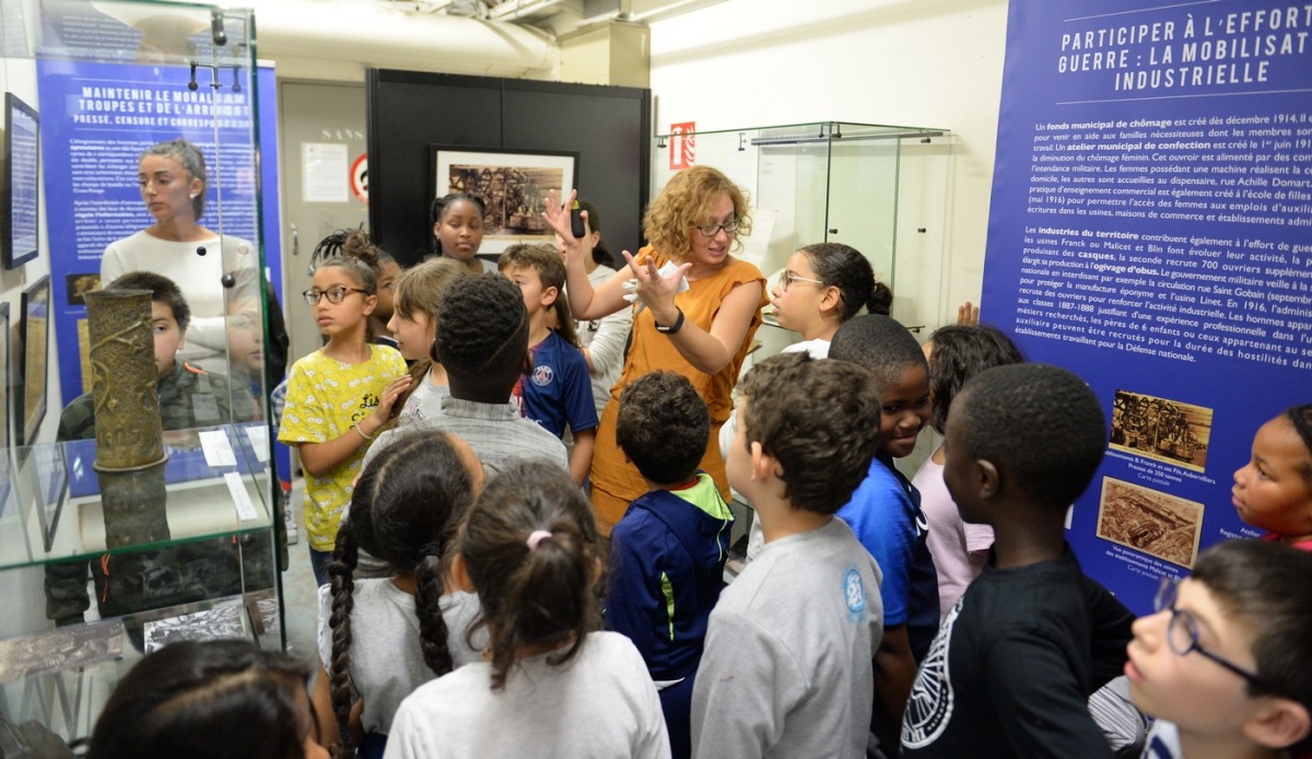 Visite d’exposition avec des scolaires aux Archives municipales d’Aubervilliers (Willy Vainqueur) archives_exposition_culture_aubervilliers.jpg