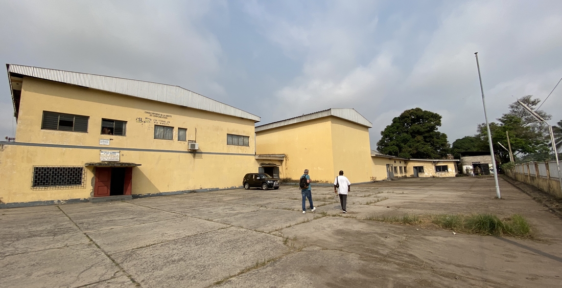 L’ancien site de Télé Congo : des conditions de conservation loin d’être optimales. (Ina) ina-congo-archives-tele