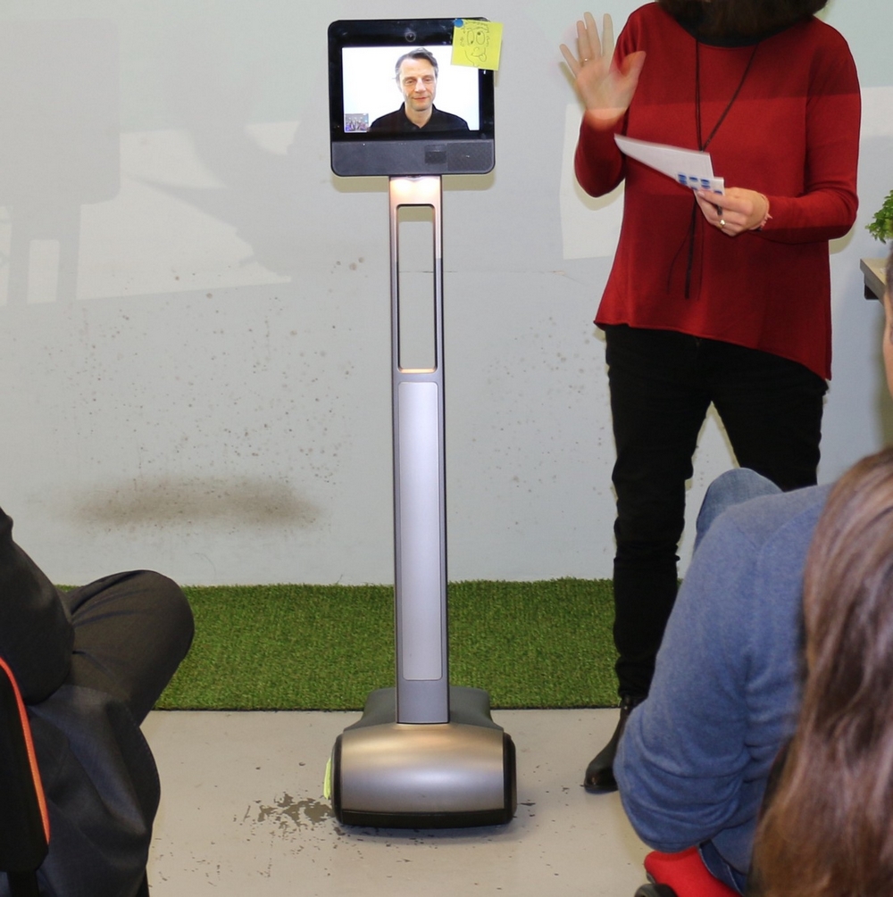 reunion-hybride-robot-co-presenting