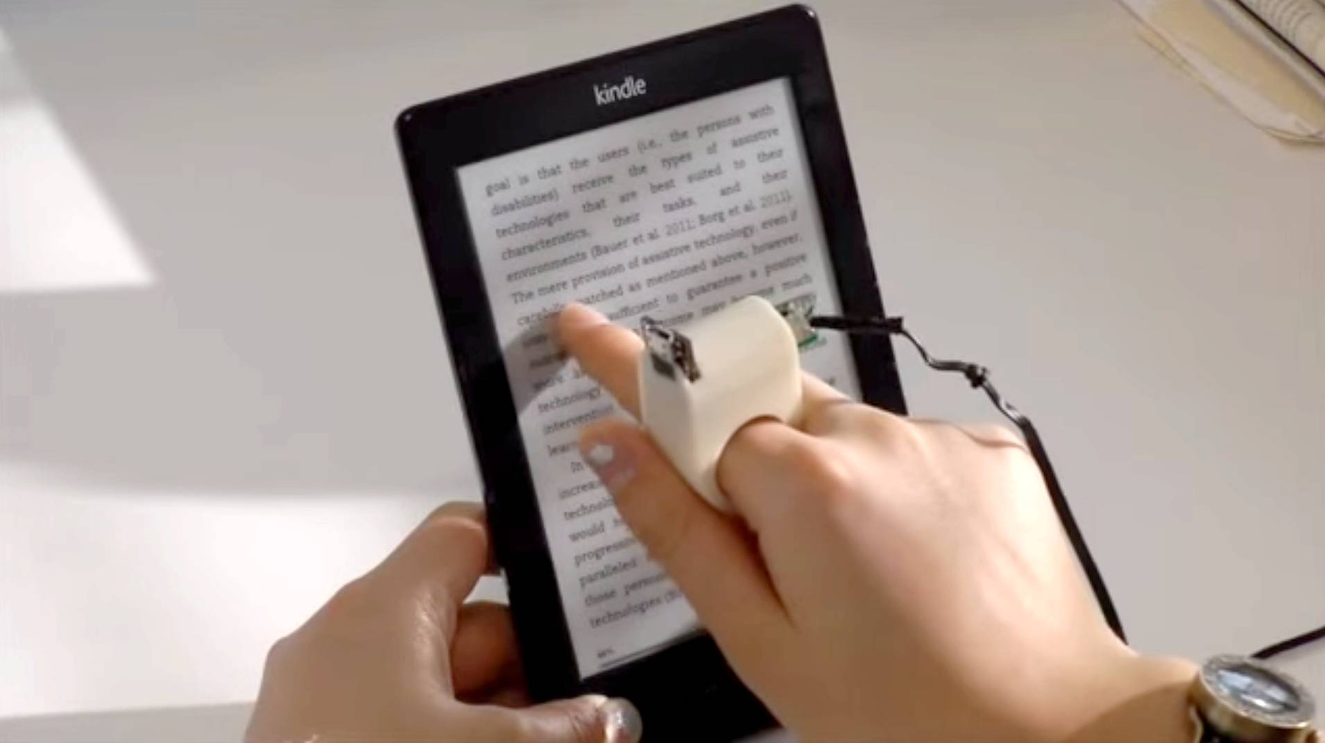 La FingerReader permet aux aveugles de lire des textes imprimés sur papier et même sur tablettes ou liseuses. (DR)