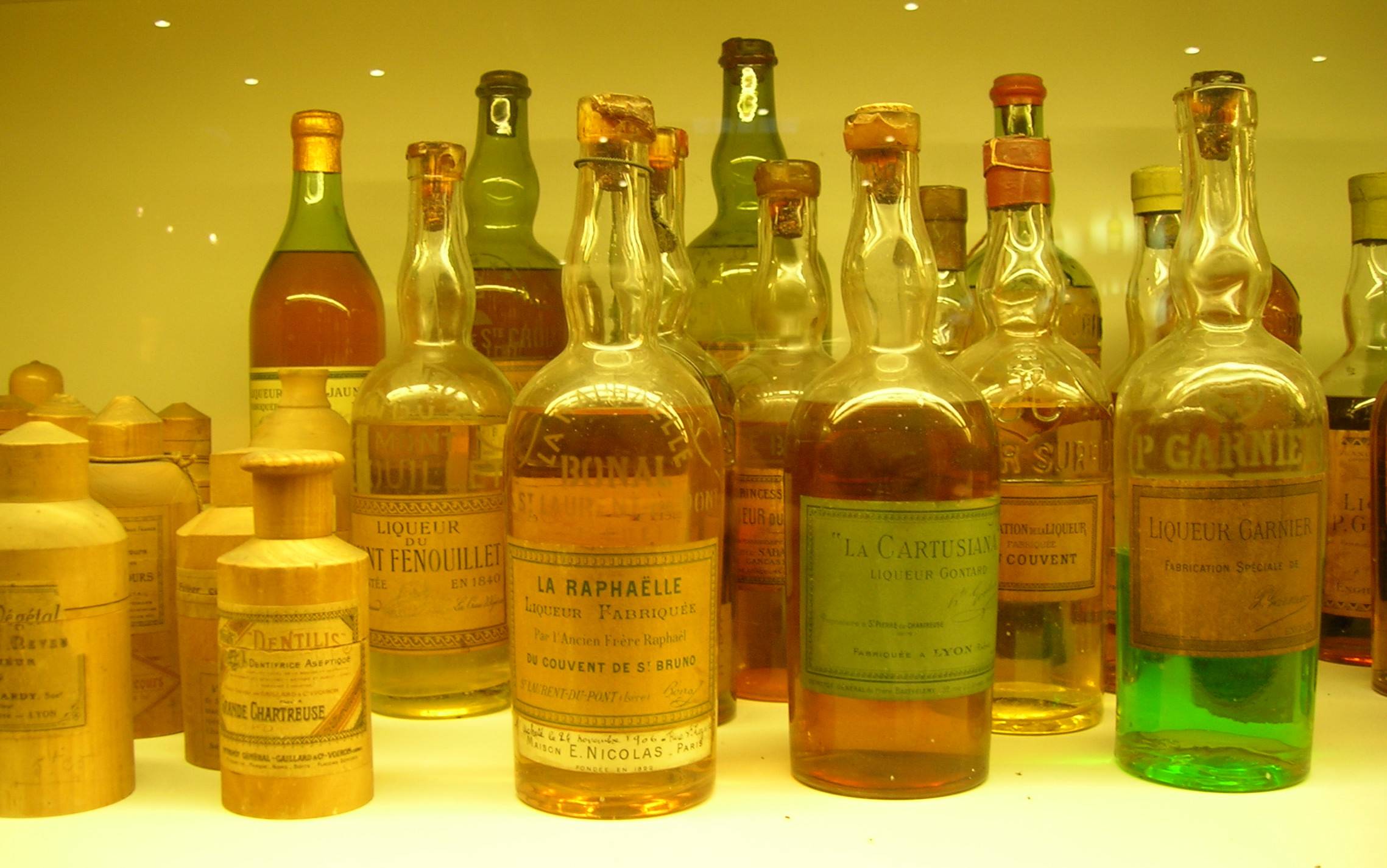 Quelques contrefaçons de liqueur de Chartreuse, exposées dans le musée des Caves de la Chartreuse de Voiron, dans l'Isère. (Wikipedia/TwoWings)