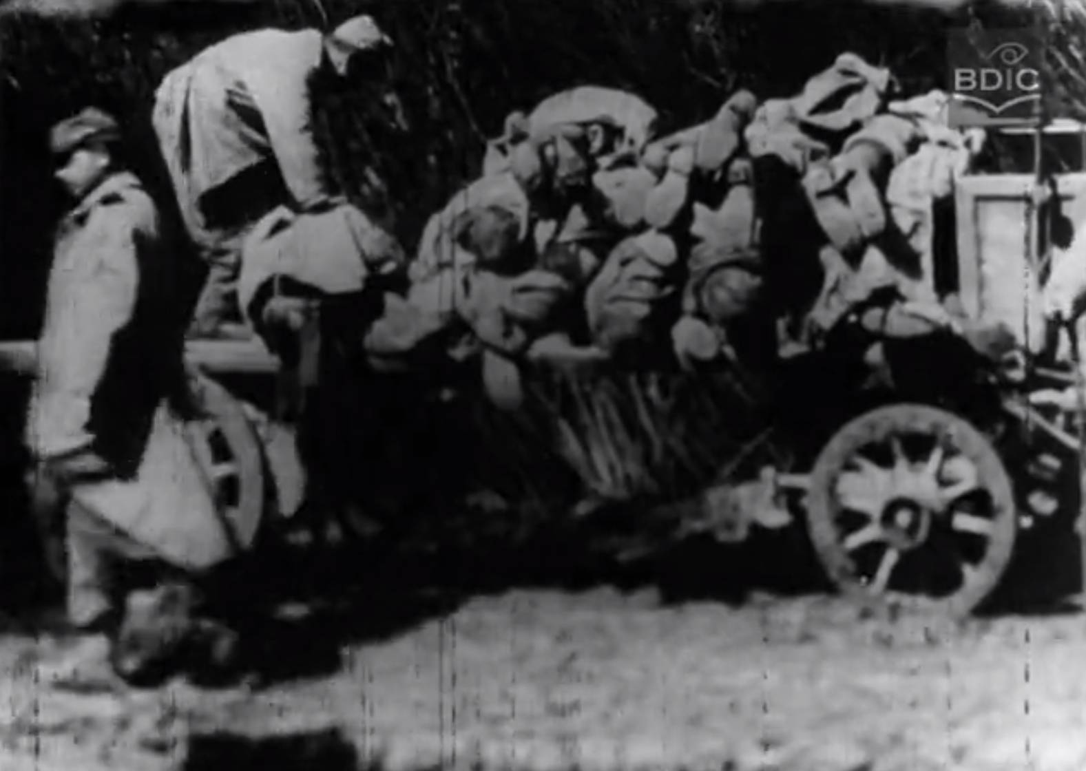 La première scène du film témoigne de l'horreur du quotidien des soldats de la Grande Guerre. (BDIC)