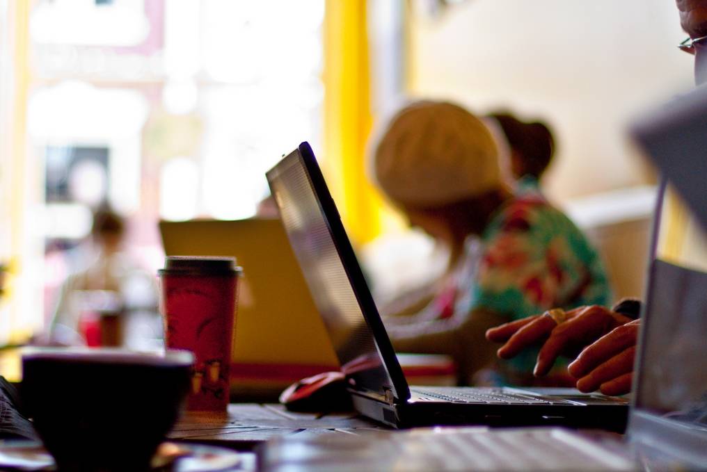 17 % seulement des jeunes européens sans emplois ont un profil en ligne sur des plateformes comme LinkedIn ou Viadeo. (Geoff Greene/Flickr)