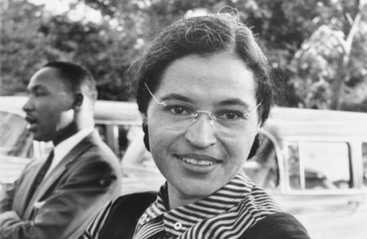 Rosa Parks fut surnommée "la première dame des droits civiques" et "la mère du mouvement de la liberté". Ici, avec Martin Luther King Jr. (Wikipedia/USIA /National Archives)