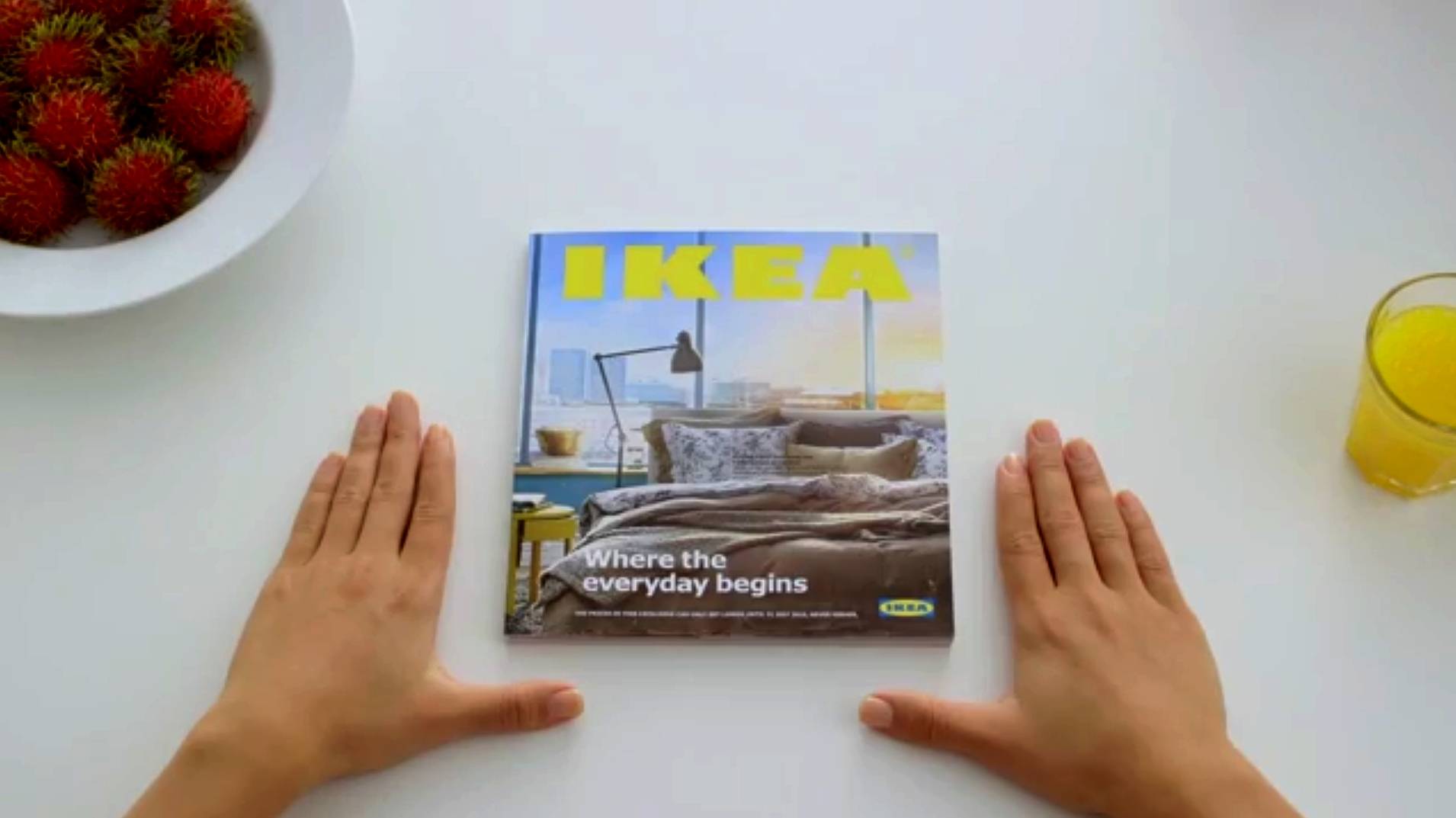 "Avec une finesse de 8mm et un poids de moins de 400g, le catalogue Ikea 2015 est livré avec des centaines d'idées de décoration pour la maison pré-installées" précise Ikea. (DR)