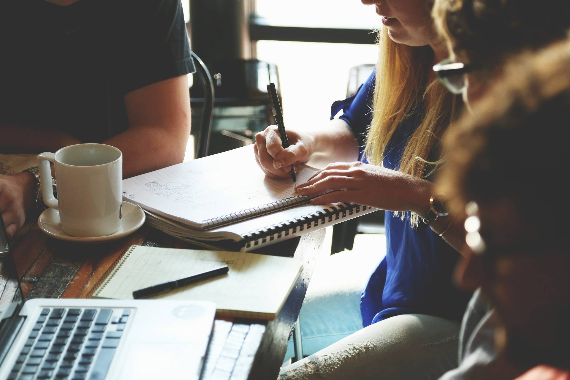 "mettre la market intelligence au service de plusieurs objectifs concrets de l’entreprise : la décision stratégique, la performance commerciale, l’innovation, la gestion des risques, la compliance" Stéphane Rosenwald (Pixabay/StartupStockPhotos)