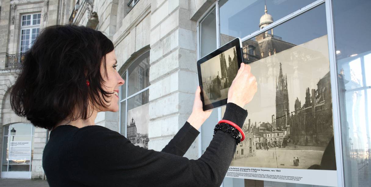Une femme plonge en 3D dans une photographie ancienne lors de l’exposition « Le passé augmenté ». (DR)
