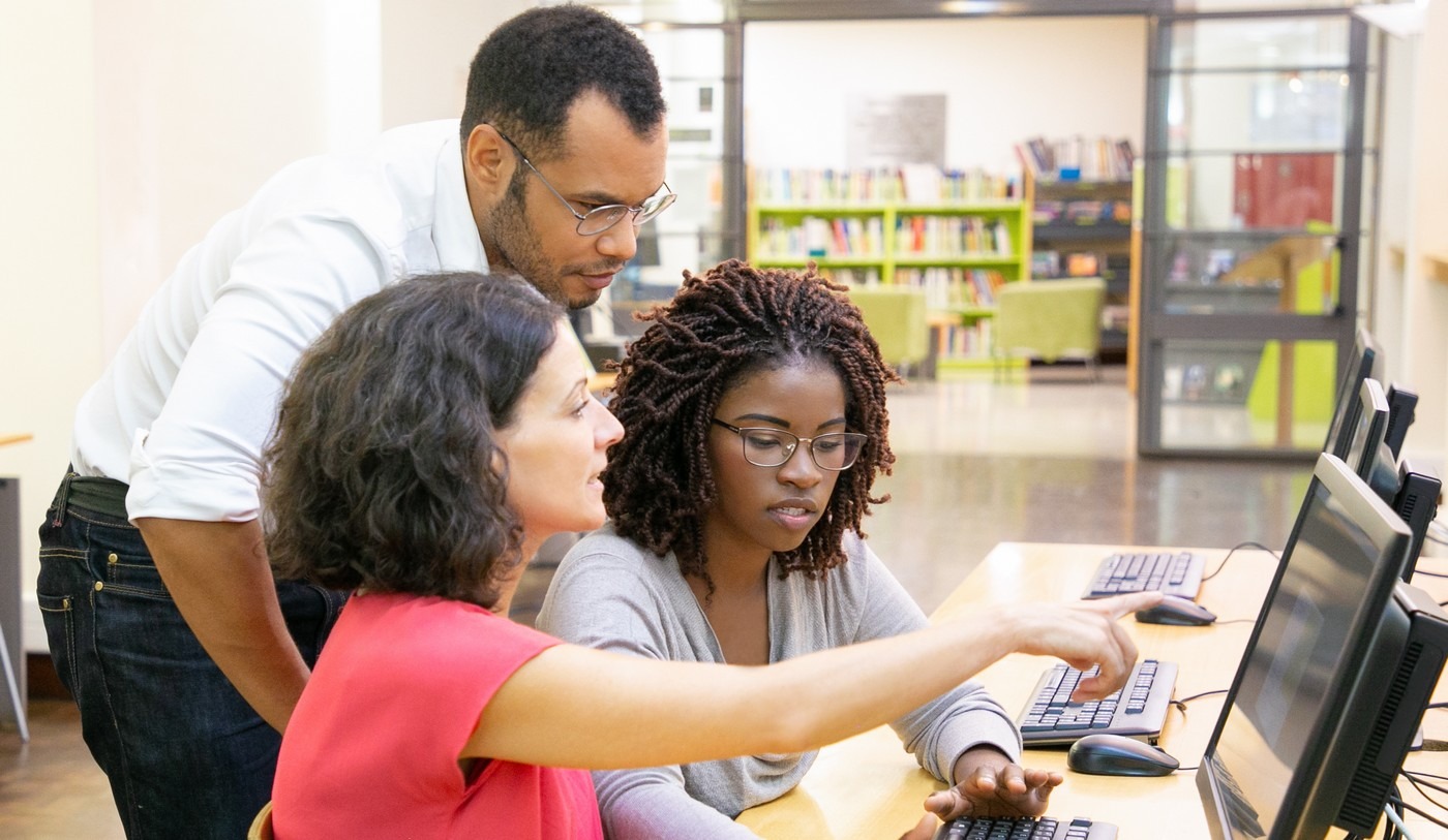4 000 conseillers numériques verront le jour lors d'une formation co-construit par l'Afpa, Simplon.co, et leurs partenaires. (freepik@pch.vector) 4000-conseillers-numériques-seront-formés-par-lAfpa-Simplonco