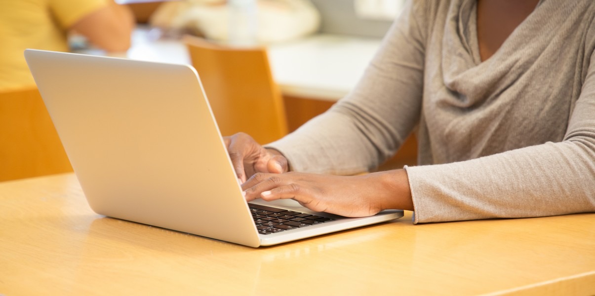 Alors que 2024 a connu une progression fulgurante du nombre d’utilisateurs (+60 %), les IA génératives poursuivent leur ancrage dans les usages : 45 % des Français sondés en font désormais un usage quotidien, soit une hausse de 40,6 % en un an (Freepik).