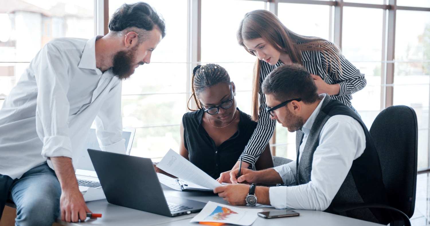 Veille sur les médias sociaux, veille stratégique, business intelligence, veille réglementaire et politique... découvrez 5 nouveaux outils de veille qui pourraient vous aider dans vos projets ! (Freepik/standret) 5-nouveaux-outils-veille