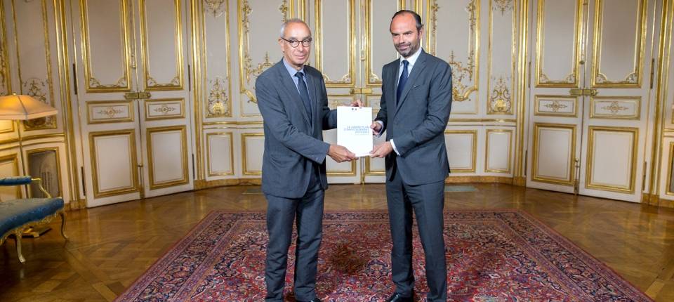 L'économiste jean-Pisani Ferry et le premier ministre Edouard Philippe lors de la remise du rapport sur le Grand plan d'investissement (gouvernement.fr)