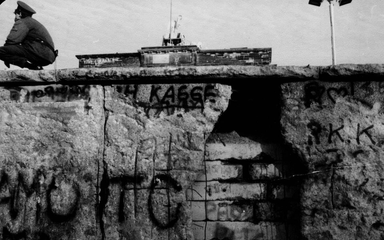 Lors de l'effondrement du mur de Berlin en novembre 1989, les documents les plus sensibles furent détruits dans la précipitation. Une partie d'entre eux a néanmoins pu être reconstituée à l'aide de logiciels spécialisés. (Wikipedia commons/Mws.richter) Mur-Berlin-archives-Stasi