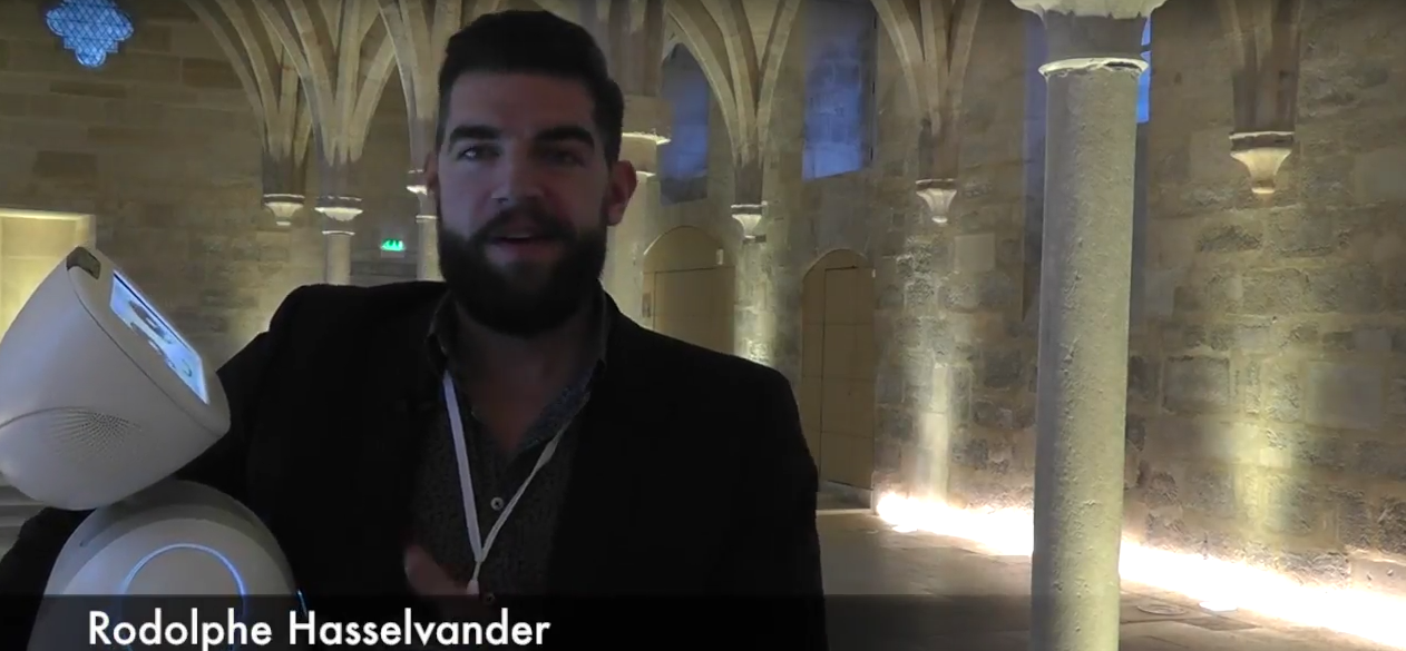 Avec Buddy dans les bras, Rodolphe Hasselvander de Blue Frog Robotics nous affirme que le robot sera le meilleur ami de l'homme.