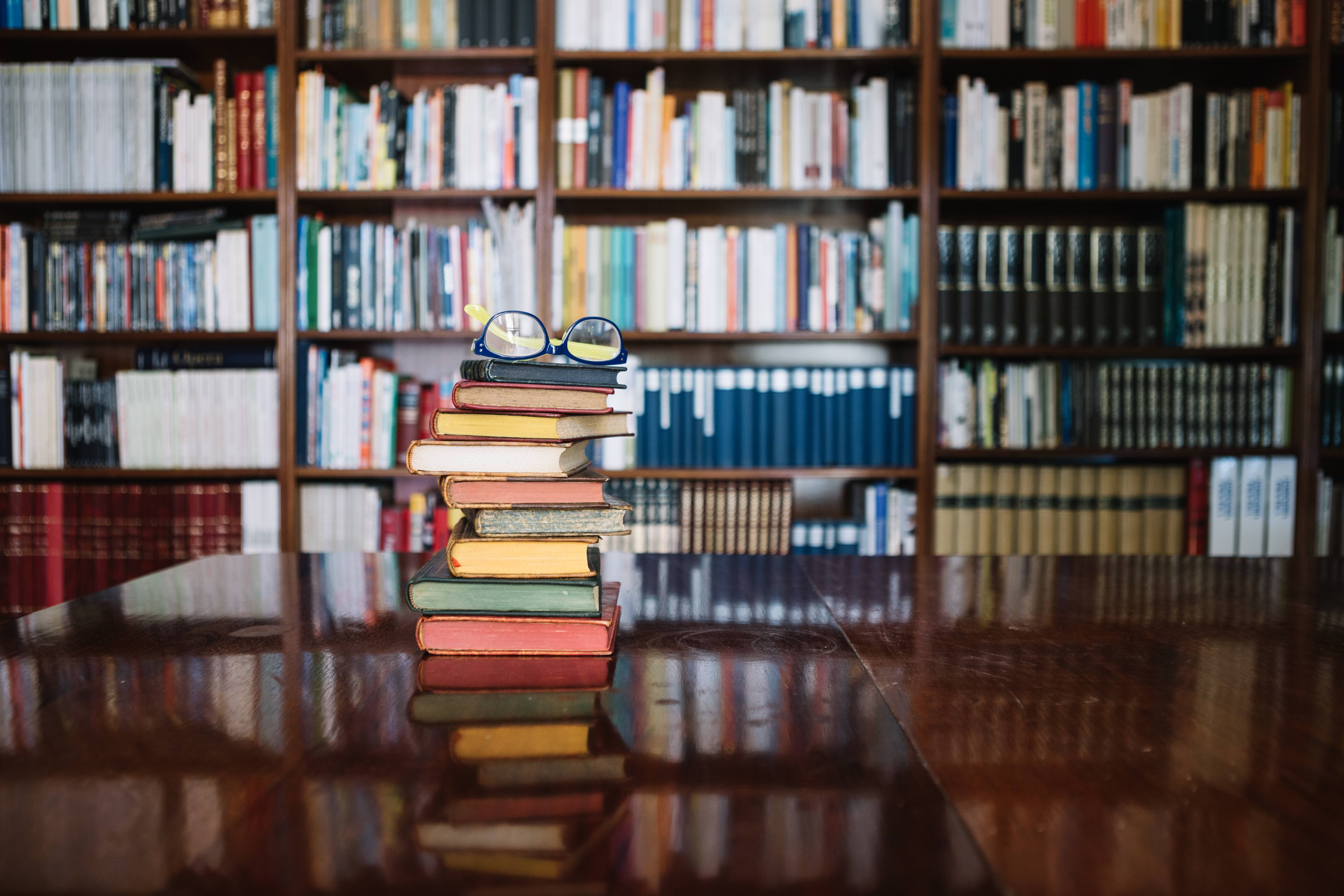 Il semble impératif que les professionnels du secteur s’ouvrent à d’autres compétences, et que les bibliothèques universitaires modernisent leurs outils et revoient leurs stratégies (crédit : Freepik).