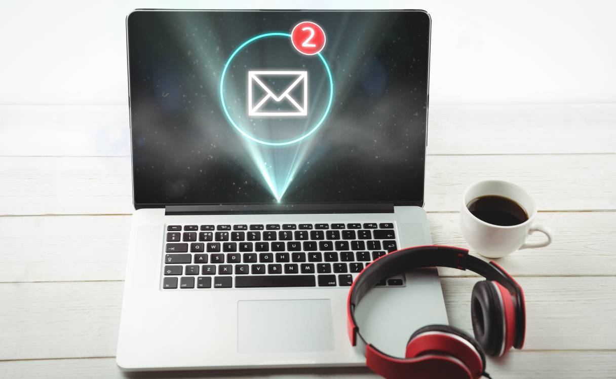 Question prix, celui des LRE des différents prestataires varie du simple au double. Raison de plus pour bien analyser les prestations proposées. (Freepik/Creativeart) mail-laptop