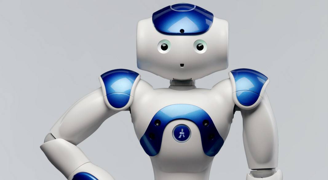 Nao peut distinguer cinq émotions humaines différentes : la joie, la surprise, la tristesse, la colère et l’expression neutre. (SoftBank Robotics) Nao-robot