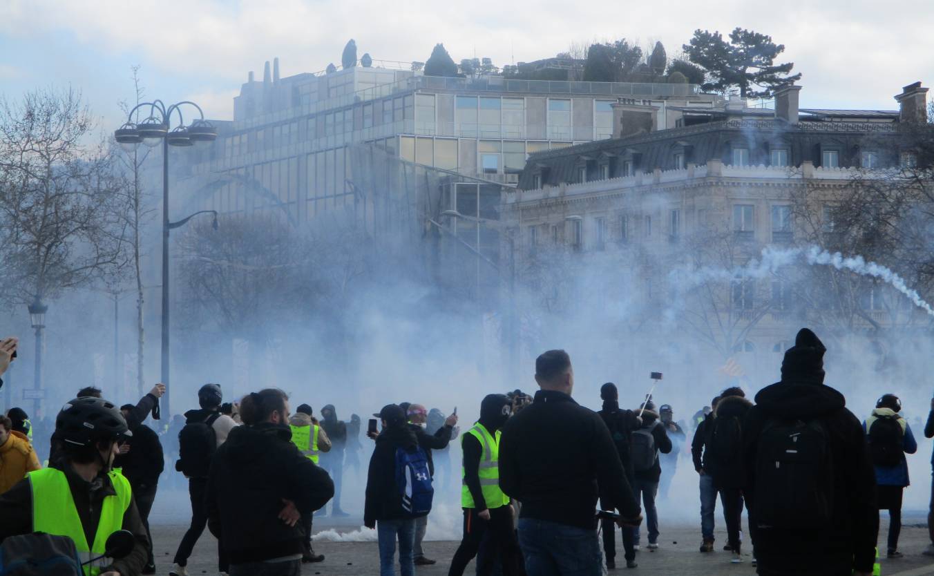 Les vidéos partagées sur Twitter peuvent devenir virales et susciter l'indignation, notamment dans un contexte de tensions sociales. Connaître le contexte et la date de leur publication peut être utile. (Wikipédia/Thomon : Manifestation à Paris 16/03/19) manifestation-Paris