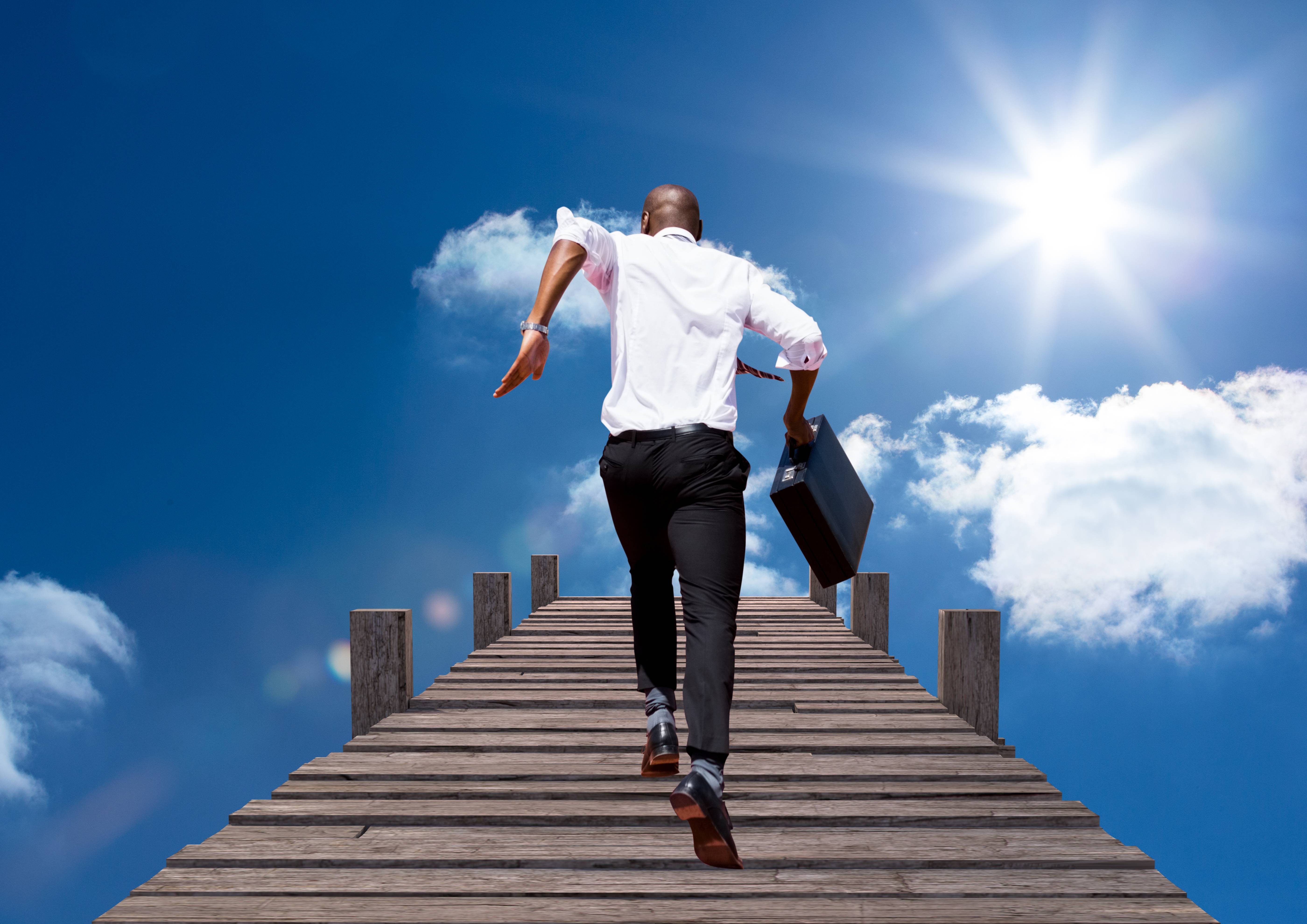 Notre rôle est d’accompagner les organisations sur cette partie administrative nécessaire à la conformité et sur la conduite du changement (crédit : Freepik).