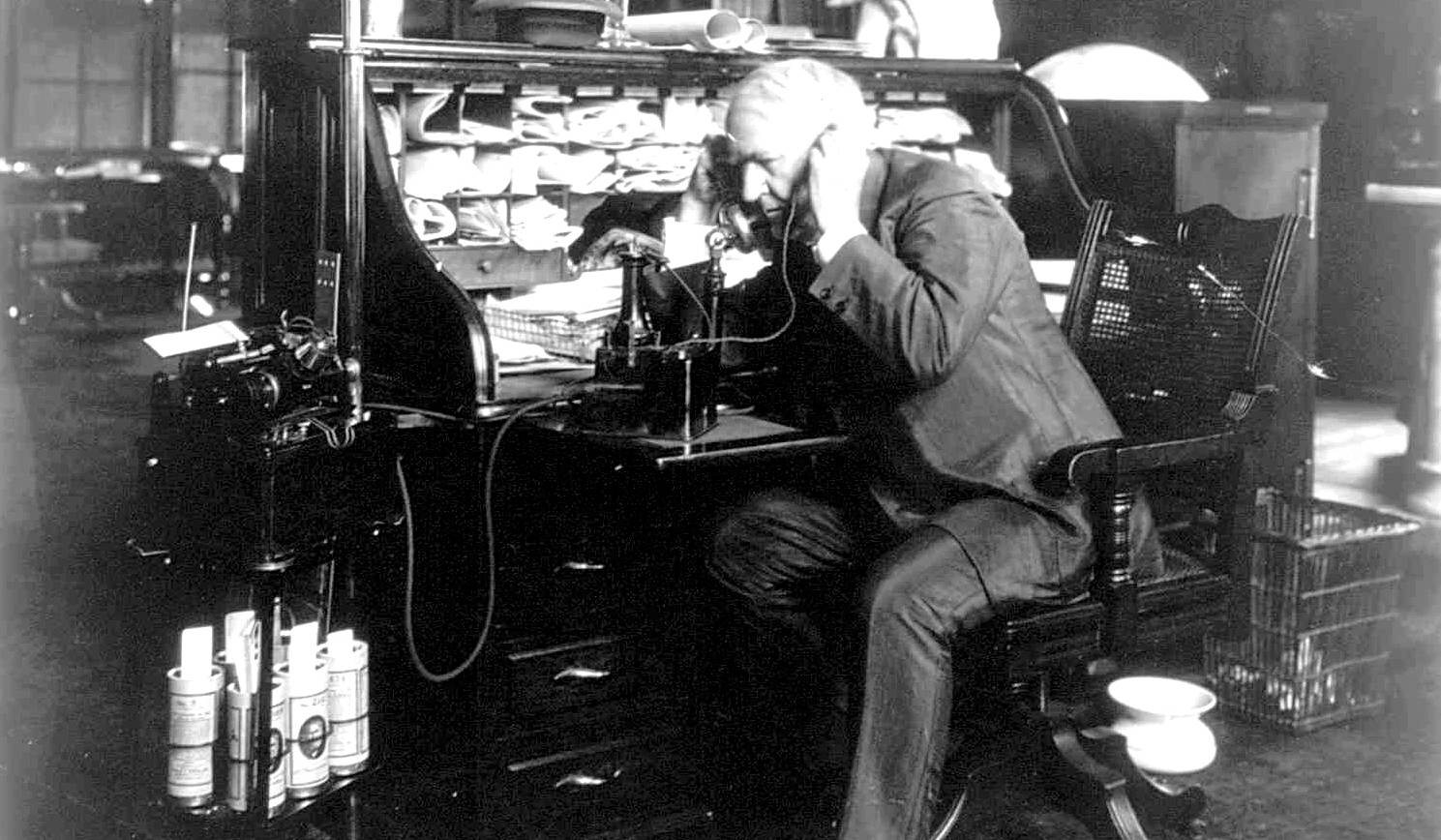 Thomas Edison au téléphone le 8 septembre 1914. (Wikipedia Commons)