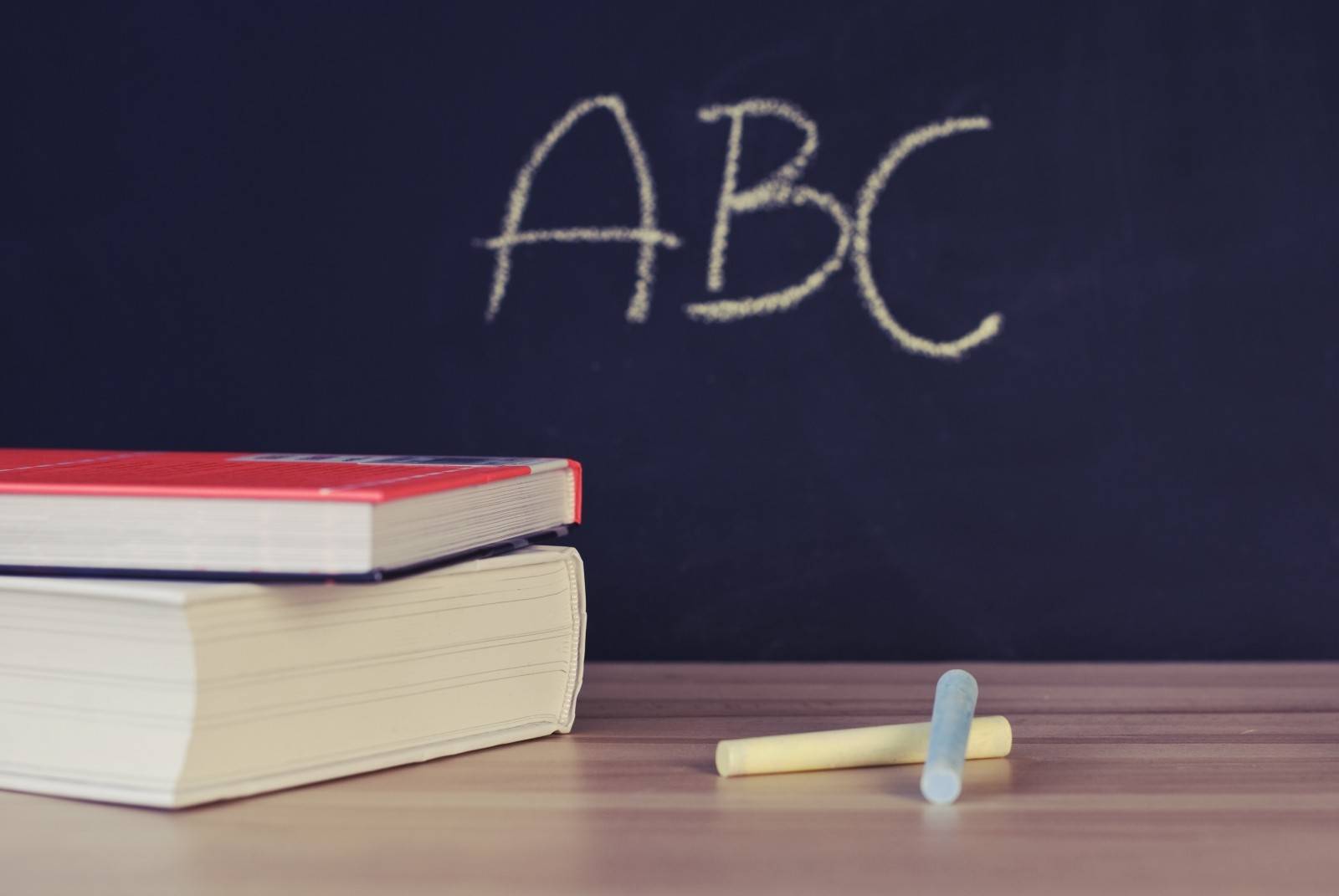 Sont en particulier visées par ce glossaire les personnes préparant des concours ; pour traiter les sujets qui leur seront proposés, il est évidemment indispensable de pouvoir définir le sens de leurs termes. (VisualHunt) abc-livres