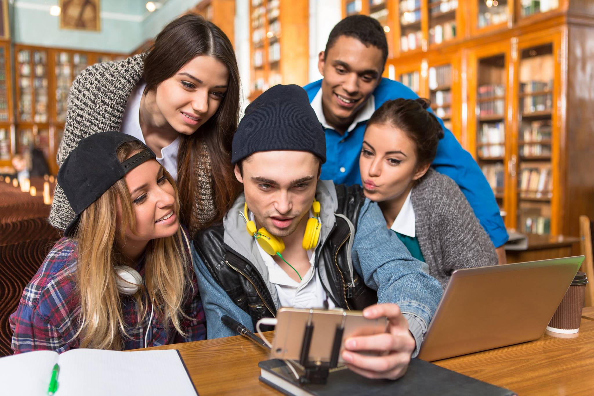 C’est dans un souci de protection des mineurs, même au-delà de leur minorité, que se place la législation française. (University Library of Kyiv-Mohyla Academy via Visual Hunt / CC BY-NC-SA) adolescents-smartphone