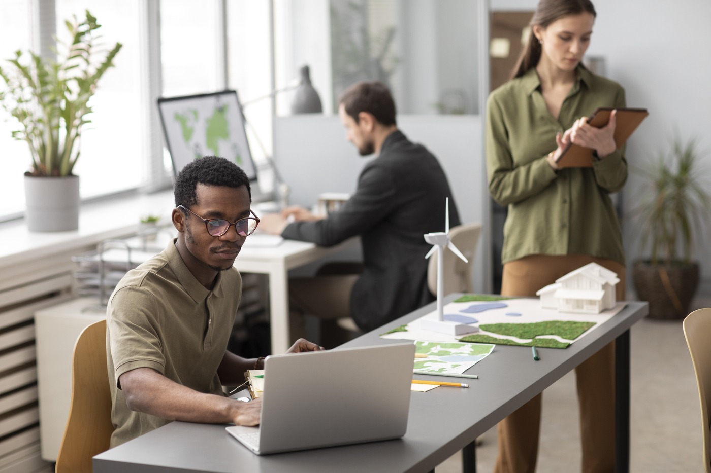 Il est important de noter que ce référentiel ne constitue pas une norme. Il vise à fournir un catalogue de méthodes et de bonnes pratiques à appliquer pour tendre vers une "IA frugale". (freepik) Afnor-publie-methodologie-mesurer-reduire-impact-environnemental-IA