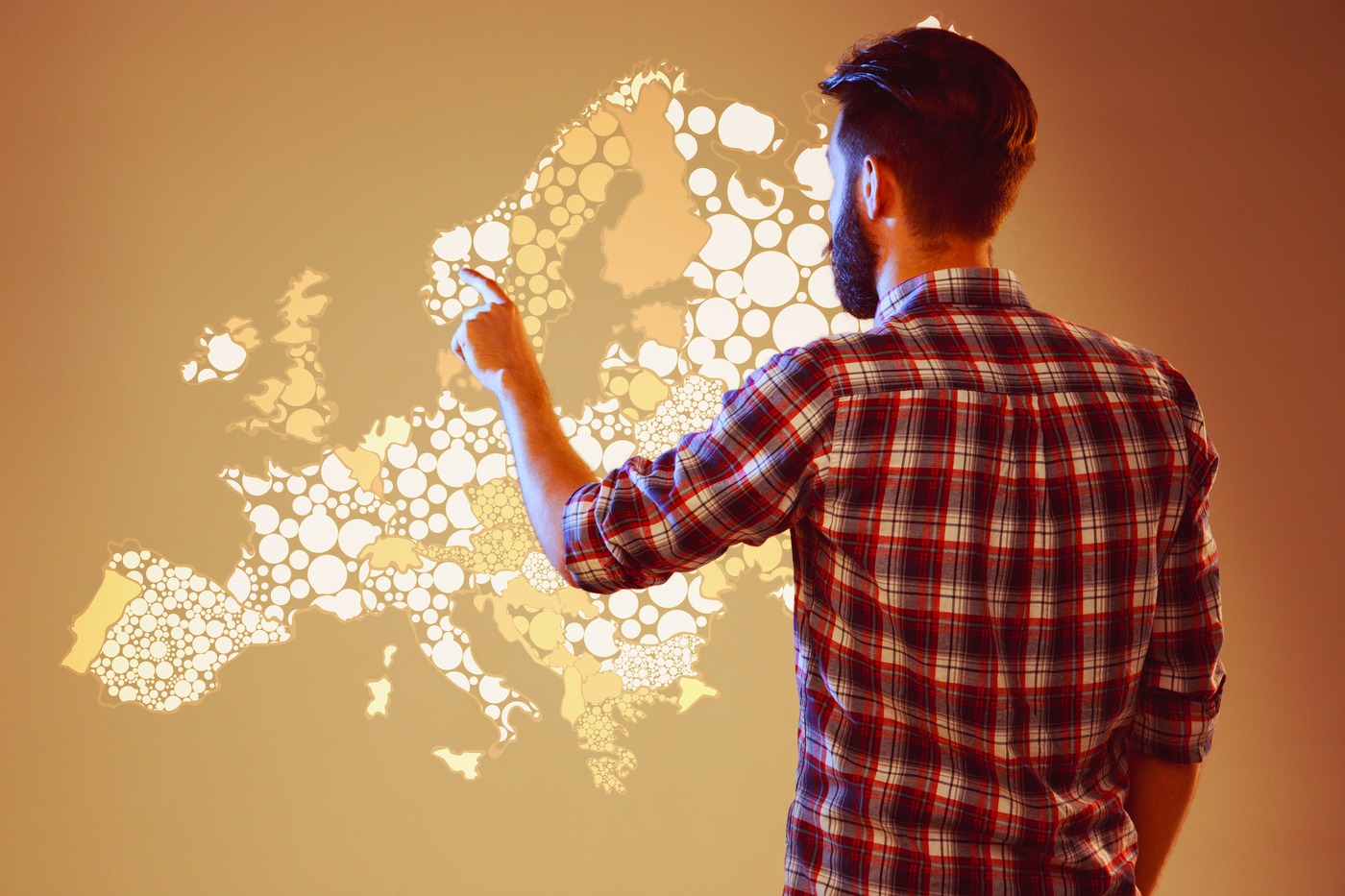 Pour répondre aux exigences de ce nouveau cadre réglementaire, les entreprises doivent anticiper leur mise en conformité. Par exemple, en formant des équipes ou en se dotant des bons outils. (freepik/master1305plus) AI-Act-calendrier-application-mesures