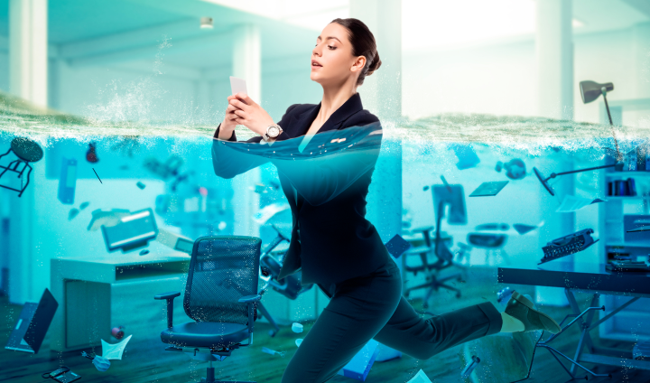 Grâce à ses fonctionnalités ultra-complètes, Alfeo apporte plusieurs réponses aux organisations ayant besoin d’optimiser leur gouvernance de l’information. (Copyright : Archimed/Alfeo) femme-eau-business-ordinateur-entreprise-affaires