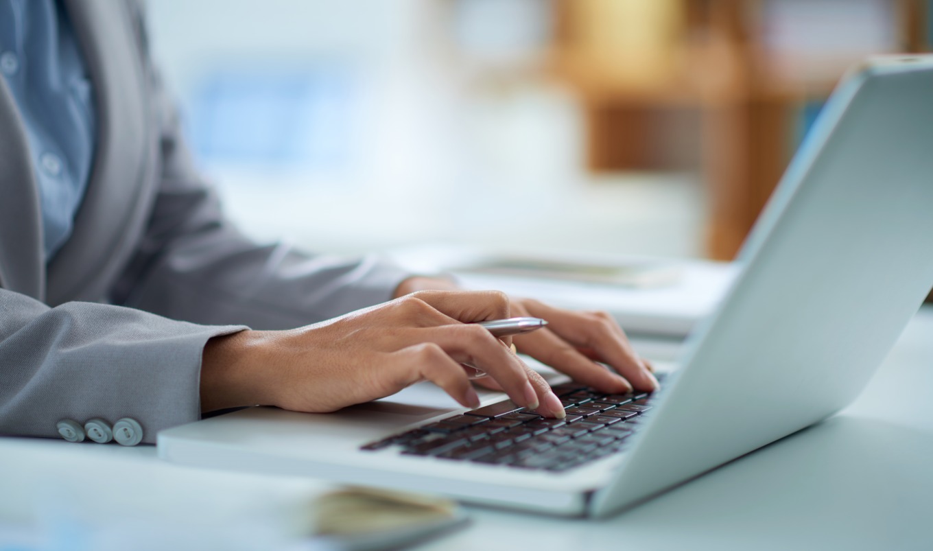 Grâce à GEDIF, les agents de la Région Île-de-France travaillent désormais en réseau. (Freepik/pressfoto) main-ordinateur