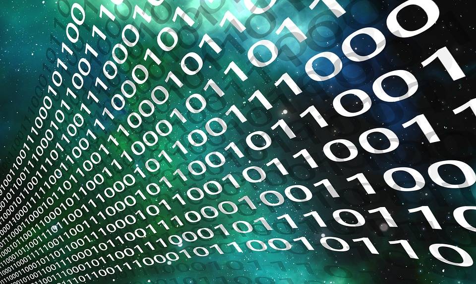 Le site api.gouv.fr a été inauguré le 21 juin et propose aux développeurs l'accès aux API de service public (illustration geralt / Pixabay) des zéros et des uns s'échappent sur fond vert