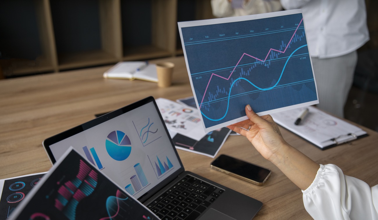 employes-de-bureau-utilisant-des-graphiques-financiers