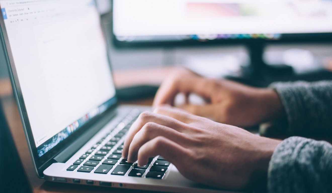 Le webinaire intitulé « Comment structurer son information avec Syracuse - Le témoignage de l’INRS » se déroulera le 23 mars. (Pixabay/StockSnap) ordinateur-mains-clavier
