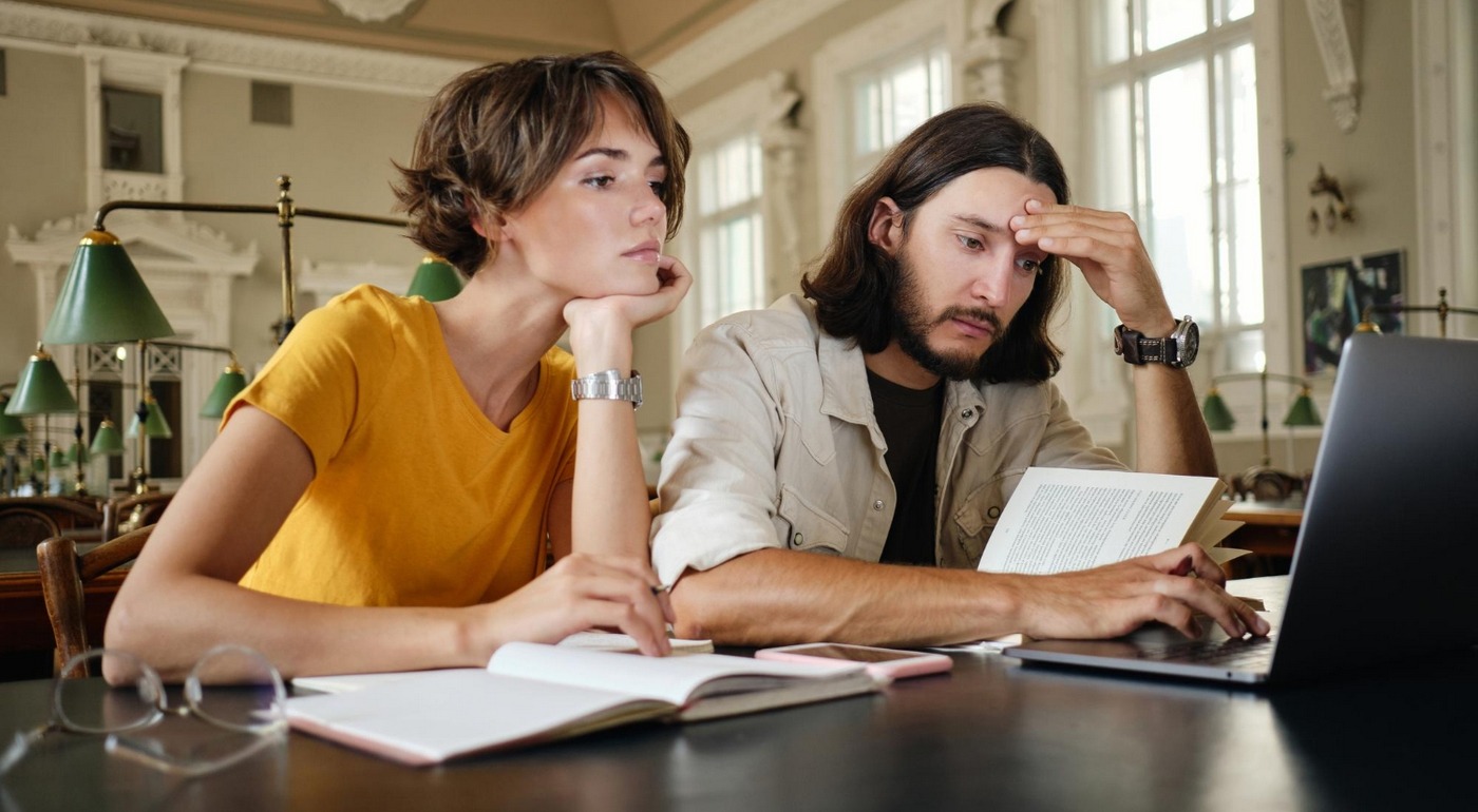« Les archives du web sont précieuses pour garantir la citabilité des sources », explique Sophie Gebeil, ’autrice de l’ouvrage « Website story, histoire, mémoires et archives du web ». (Freepik/garetsvisual) archives-web-historien-chercheur-source