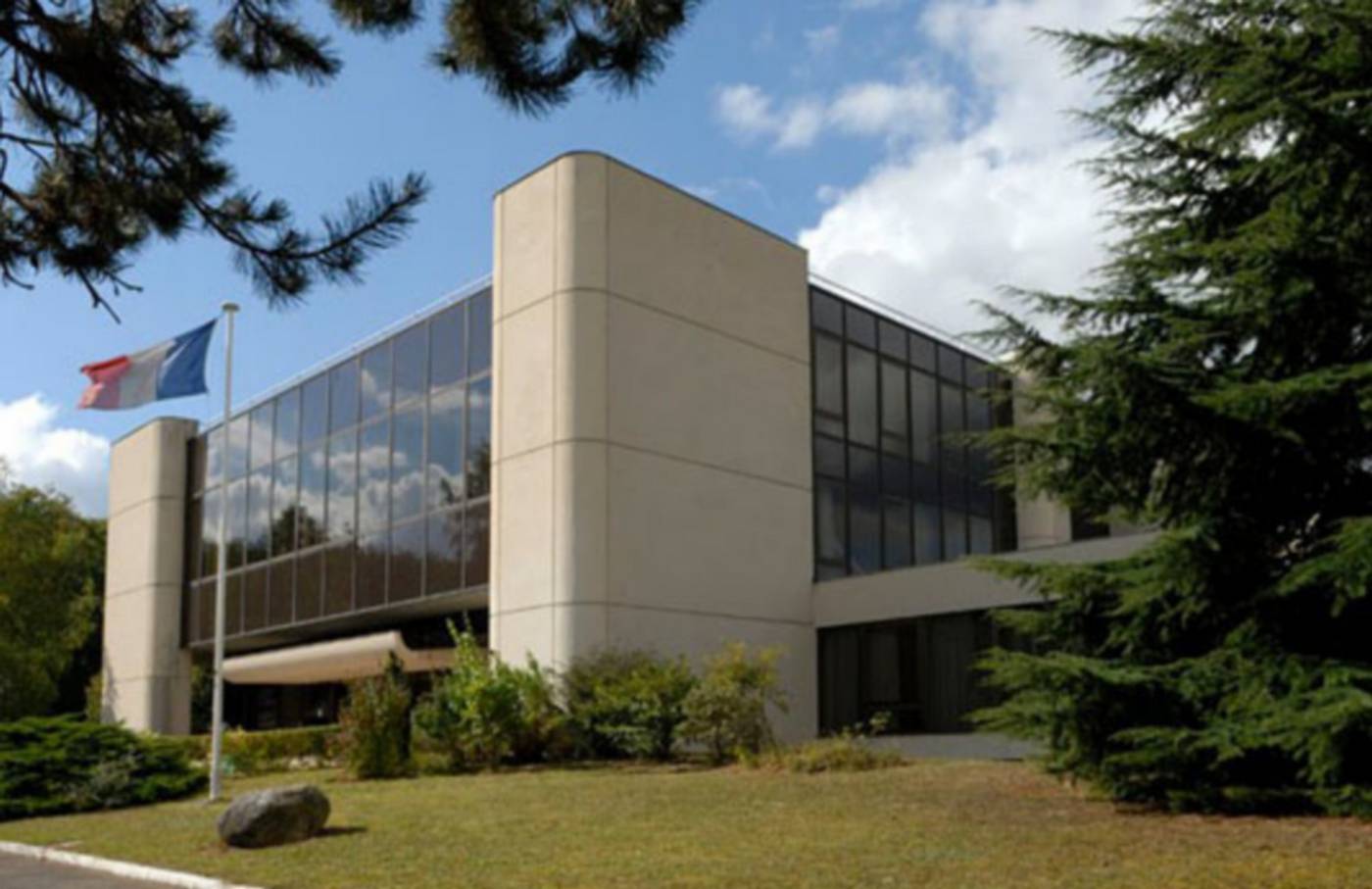 La directrice des Archives nationales mènera l'organisation et la répartition des services de Fontainebleau sur les sites de Paris et de Pierrefitte, à travers l’élaboration d’un nouveau projet scientifique, culturel et éducatif (CC BY-SA 3.0)