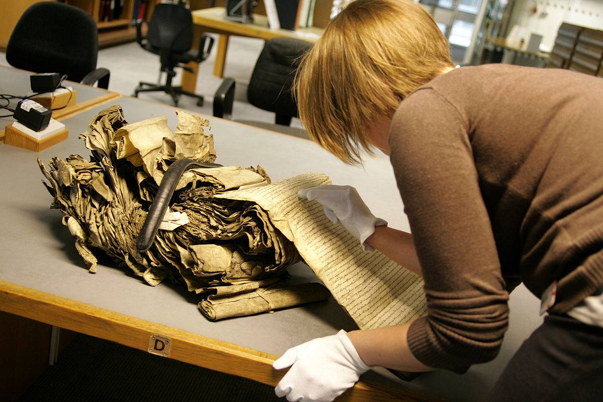 une femme en plein travail de restauration