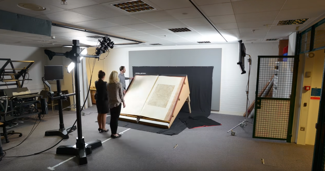 Un studio aménagé pour la prise de vue du Klencke Atlas (Youtube)