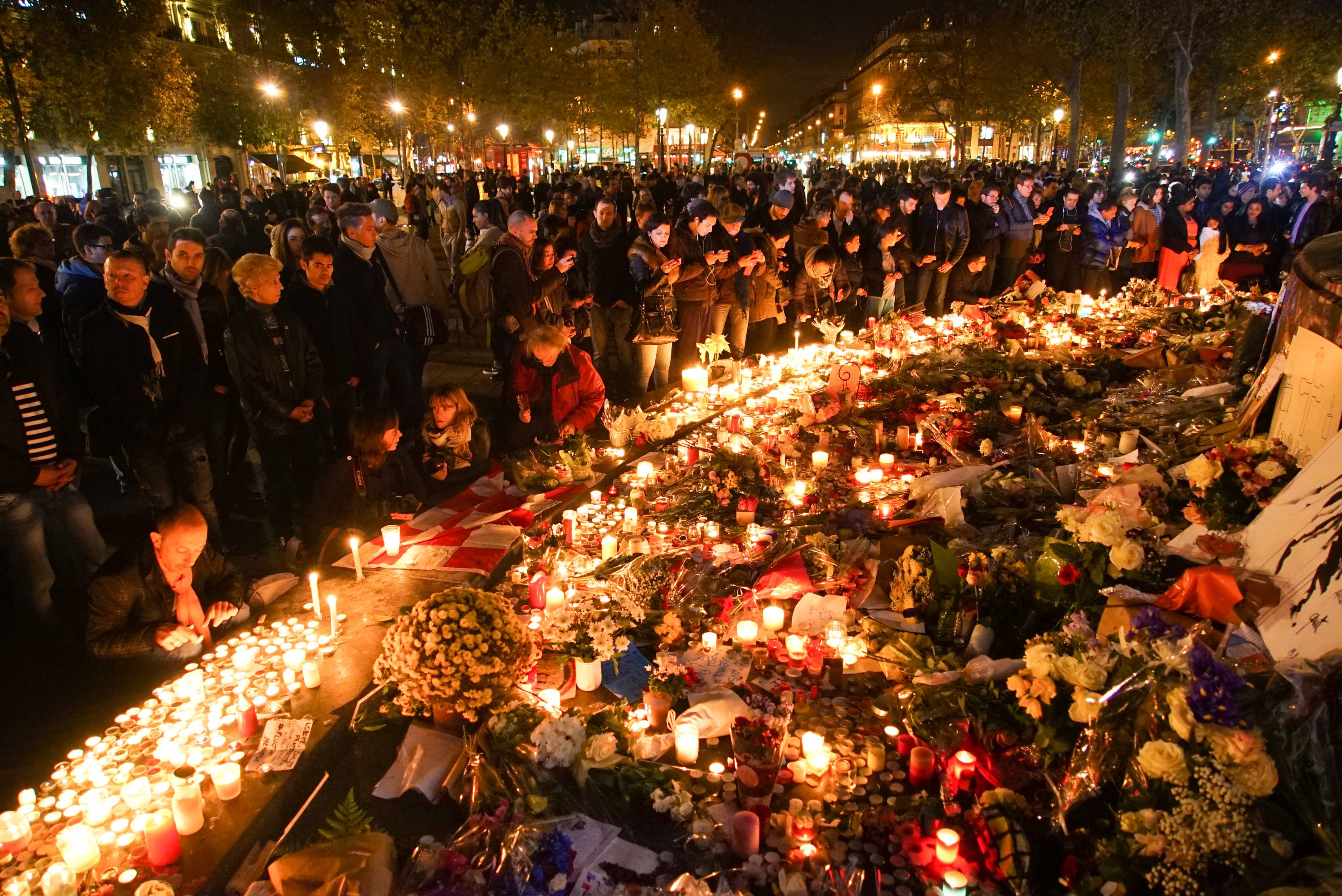 Rassemblement spontané en hommage aux victimes du 13 novembre 2015, place de la République, deux jours après les attentats. (CC 4.0 - Mstyslav Chernov) attentat-13-novembre