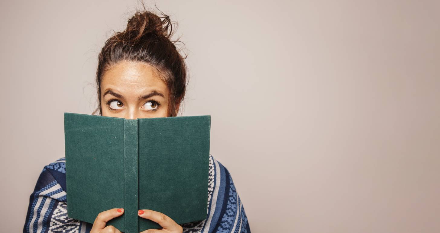 "Il faut enfin faire évoluer les représentations du métier qui restent très liées à l’univers du livre", estime Nathalie Marcerou-Ramel, directrice de l'Enssib. (Photo d'illustration : Freepik) femme-livre-bibliothecaire