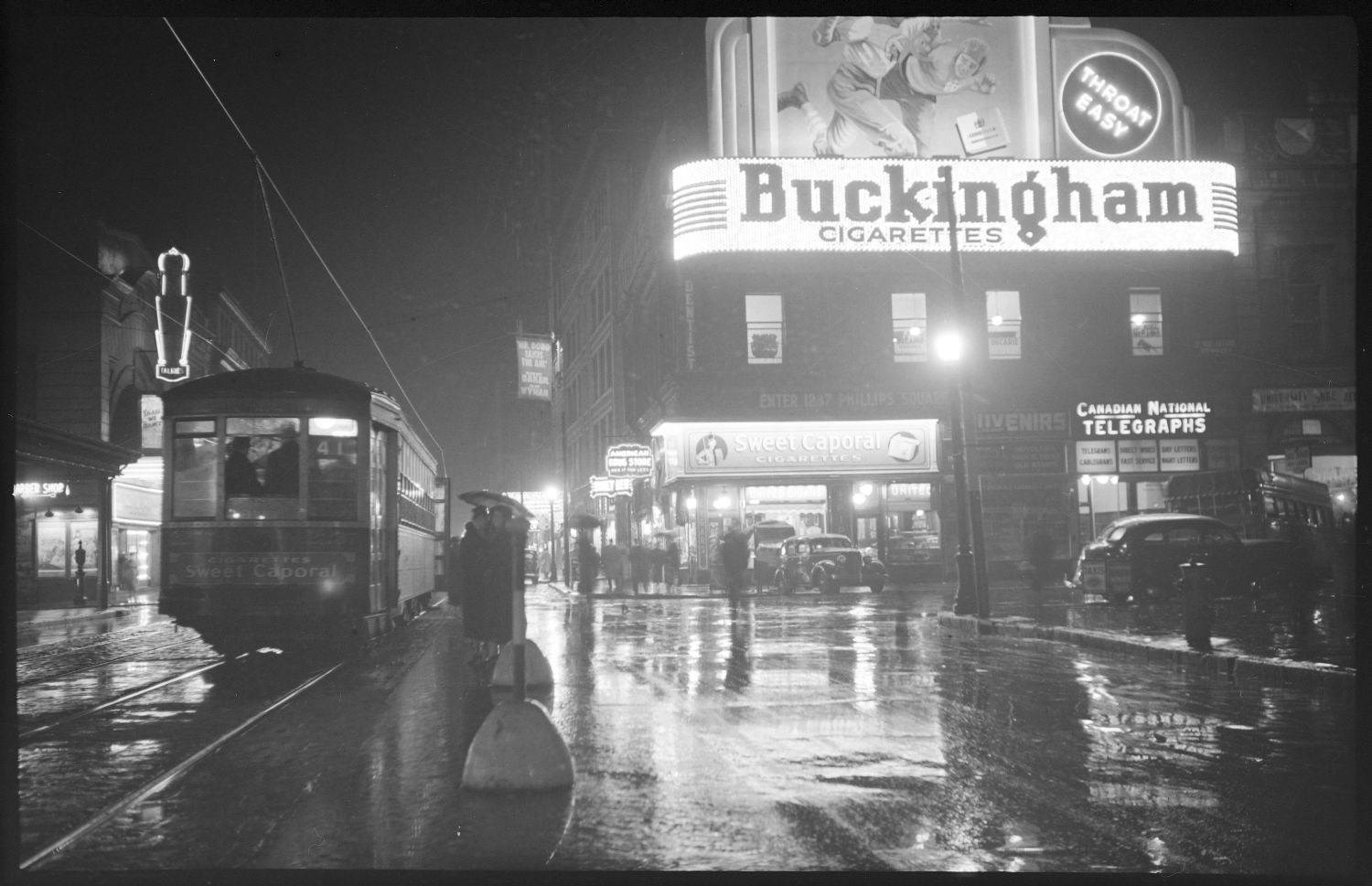 Rue Sainte-Catherine, vers l’est, 5 octobre 1937. Collections de Bibliothèque et Archives nationales du Québec. Photo : Conrad Poirier. (Groupe CNW/Bibliothèque et Archives nationales du Québec) Quebec