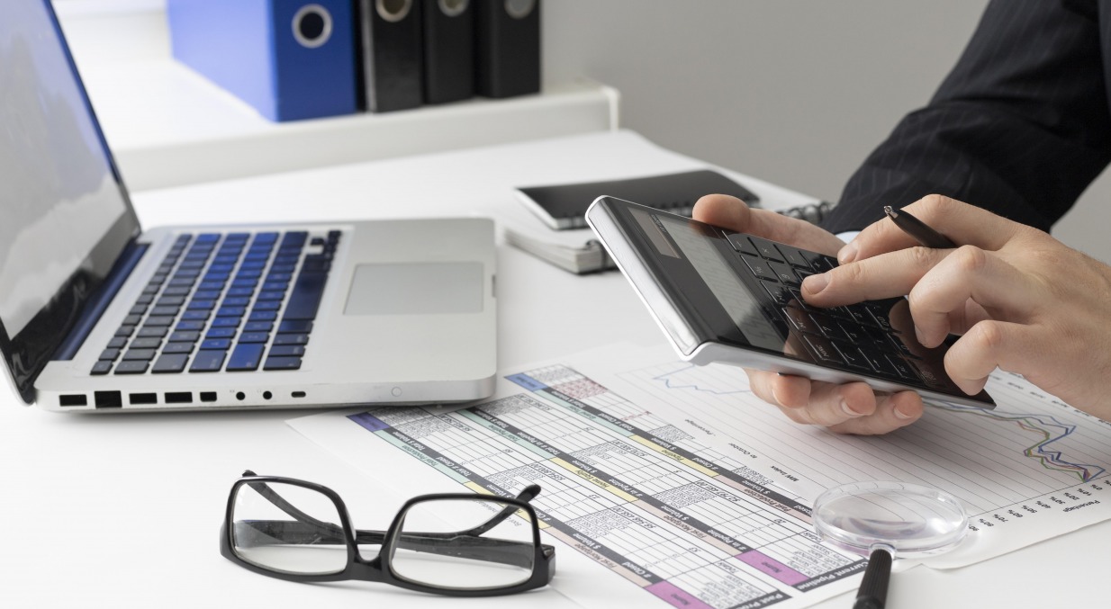 Pour rester concurrentiels, les acteurs de la banque et de l'assurance misent de plus en plus sur le digital. (Freepik) businessman-banque-assurance-banquier-calcul-calculatrice-finances