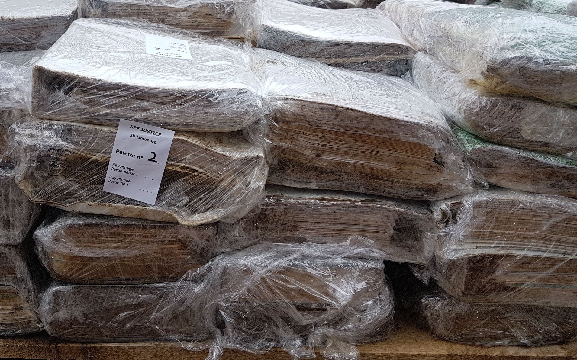 Les archives judiciaires de Limbourg placées en entrepôt frigorifique (Archives de l'Etat) Belgique : des congélateurs industriels et de séchage naturel pour les archives dégradées par les inondations