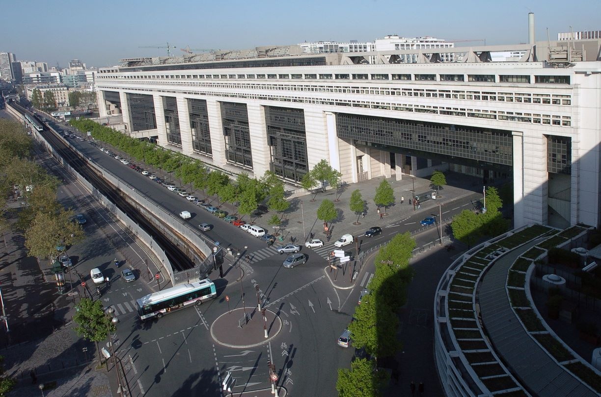 En 2024, toutes les entreprises françaises devront se conformer à l’obligation de facturation électronique (Ministère de l’Économie) Archivage-factures-electroniques-fronde-secteur-prive-archivage