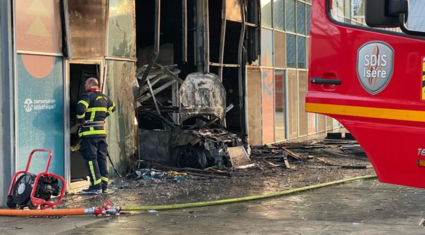 Grenoble-bibliotheque-Chantal-Mauduit-entierement-detruite-incendie-volontaire