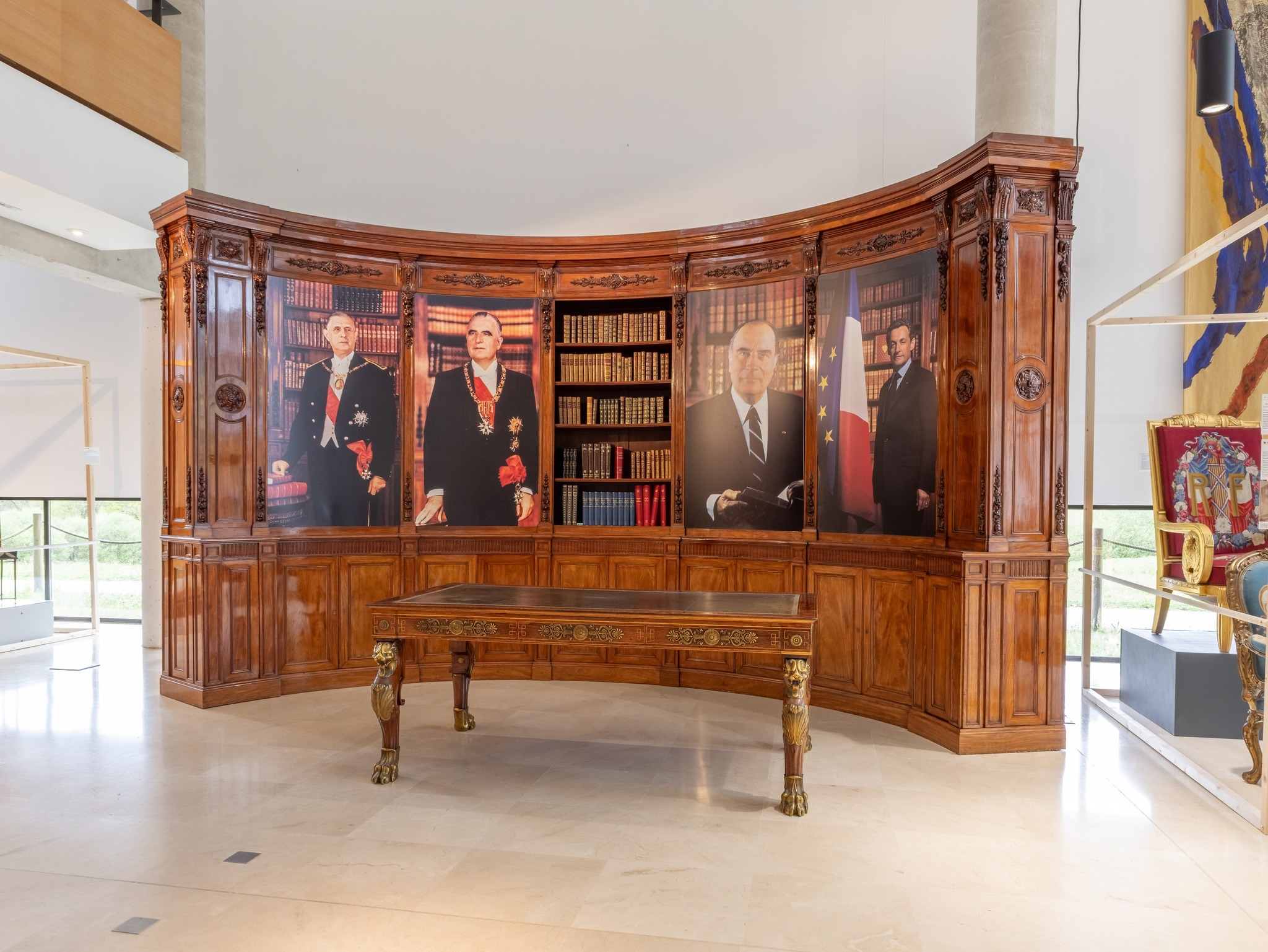 L'exposition "Mobiliers voyageurs" se tient à Sarran jusqu'au mois de novembre 2026 (Musée Jacques Chirac) bibliotheque-Elyseee-pretee-musee-Jacques-Chirac-Sarran