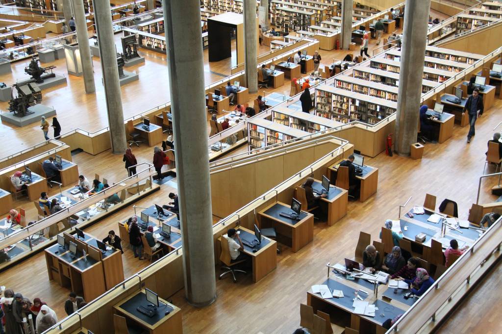 Une salle de la bibliothèque d’Alexandrie en Égypte. (Bibliotheca Alexandrina) bibliotheque-alexandrie