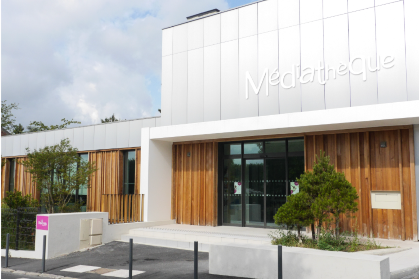 Avec un grand nombre de collaborateurs ayant travaillé au sein de bibliothèques pendant de nombreuses années, les équipes Bibliotheca sont bien placées pour comprendre les besoins des bibliothécaires et de leurs usagers. (Crédit : Val Parisis) bibliotheca-open-access-bibliotheques-val-parisis-ouverture-horaires