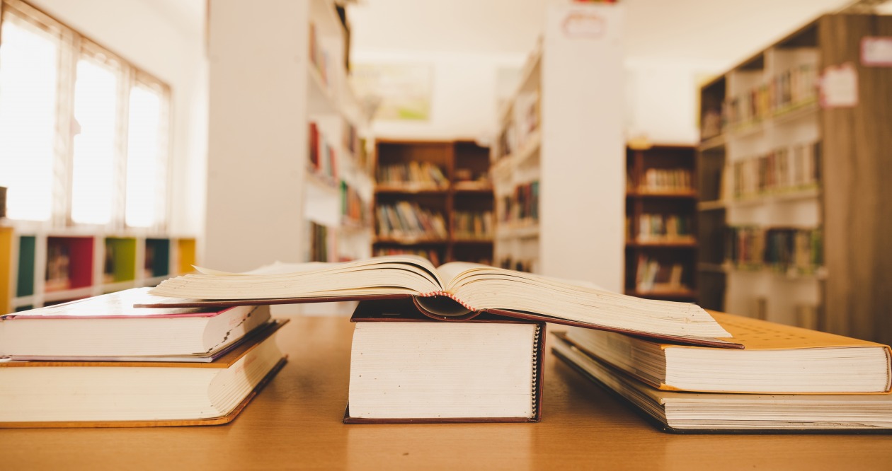 Grâce à Open+ de Bibliotheca, les usagers de la bibliothèque de Brée ont accès aux 55 000 documents de l'établissement 84 heures par semaine. (Freepik/jcomp) bibliotheque-livre-ouvert-education