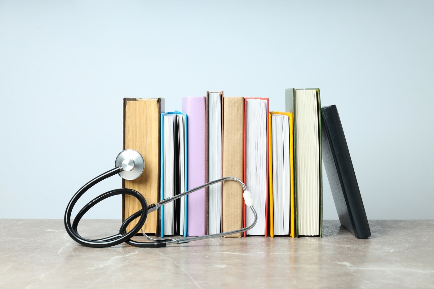 Le dernier dossier thématique d’Archimag : “bibliothèques : comment faire (re)venir les publics” s'intéresse justement à cette question : comment séduire les publics sans renoncer à son identité ? (freepik/atlascompany) bibliotheque-anglaise-prete-tensiometres-usager