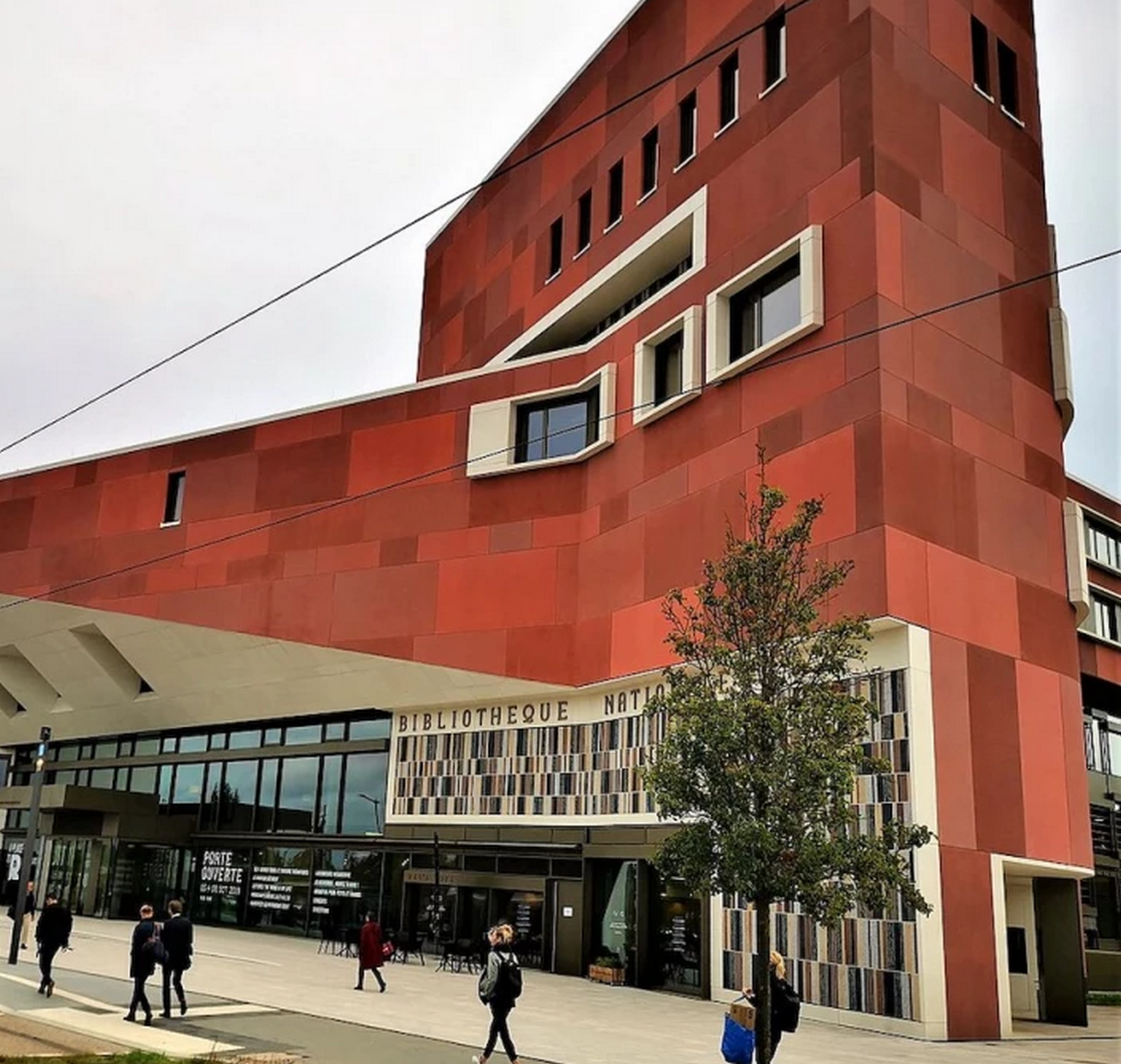 La Bibliothèque nationale du Luxembourg et ChatGPT : un nouveau chatbot pour plonger dans les profondeurs de ses archives. (Wikipédia) Bibliotheque-nationale-Luxembourg-propose-nouveau-service-exploration-ses-archives-ChatGPT