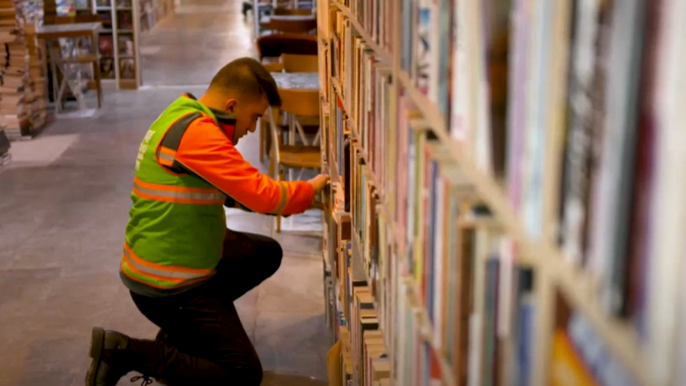 "J'aime bien l'idée que l'on donne une deuxième vie à ces ouvrages" (DW) Turquie-bibliotheque-voit-jour-travail-eboueurs